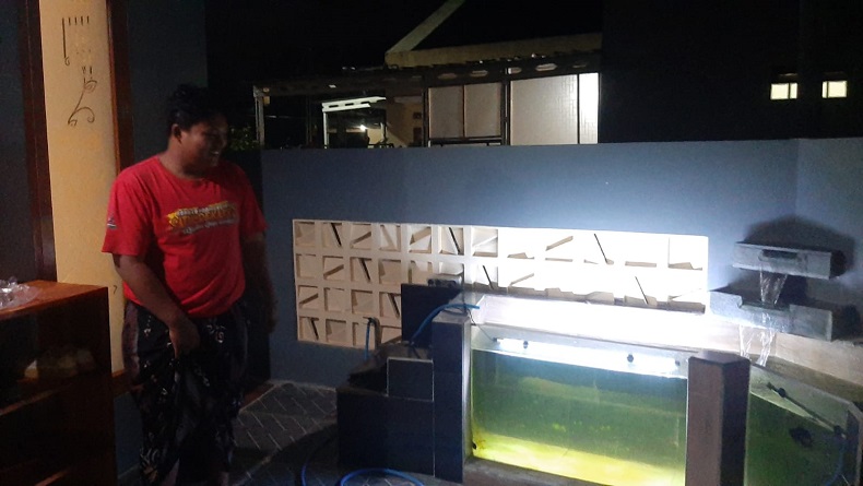 Viral Maling Cebok di Akuarium, Pemilik Rumah: Pas Naik Tembok Celananya Sudah Merosot