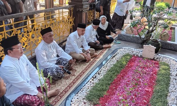 Tiba di Ponpes Tebuireng, Ganjar Ziarah ke Makam KH Hasyim Asy’ari dan Gus Dur