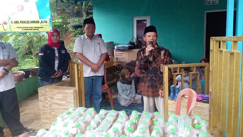 Caleg Perindo Abdul Khaliq Gelar Bazar Minyak Murah dan Edukasi Pemilu 2024 di Cimenyan Bandung