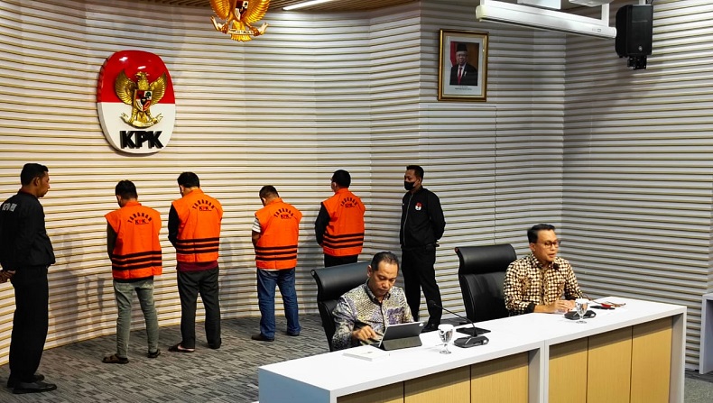 KPK Tetapkan Bupati Labuhanbatu Erik Adtrada Ritonga Tersangka, Langsung Ditahan