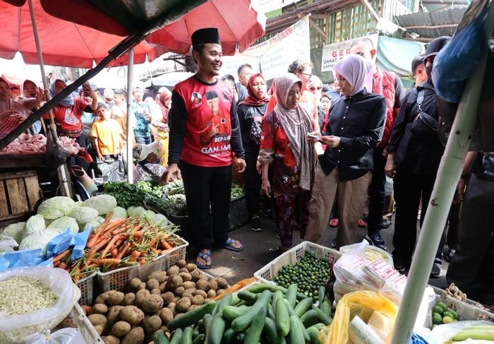 Blusukan di Pasar 26 Ilir, Atikoh Dengar Keluhan Harga Cabai-Ikan Tak Stabil