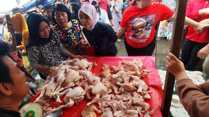 Atikoh Blusukan ke Pasar di Palembang, Cari Info Harga Pangan   