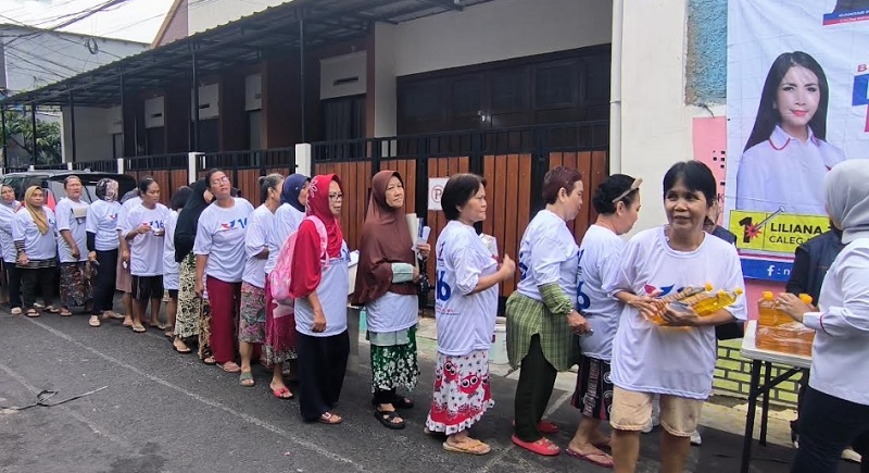 Warga Sawah Besar Antusias Ikuti Bazar Minyak Goreng Murah yang Digelar Caleg Partai Perindo