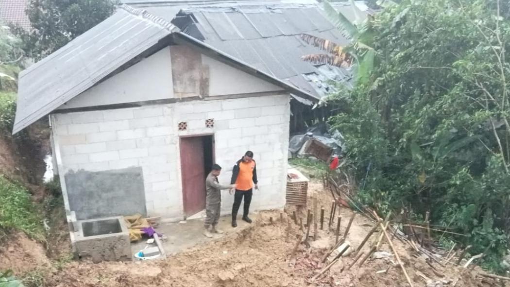 Longsor di Leuwisadeng Bogor, Akses Warga Terputus hingga 2 Rumah Rusak