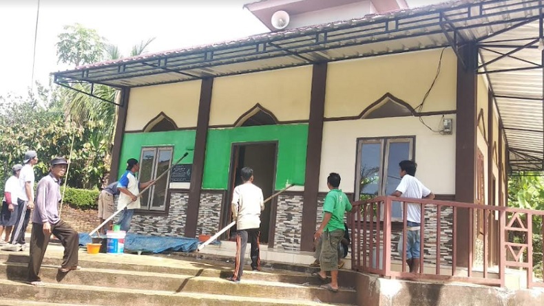 GP Nusantara dan Relawan Ganjar-Mahfud Cat Rumah Ibadah di Pringsewu