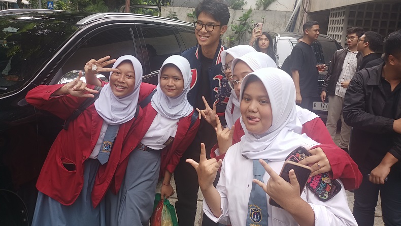 Gaya Humble Alam Ganjar saat Diajak Berfoto oleh Siswi SMK di Jaksel