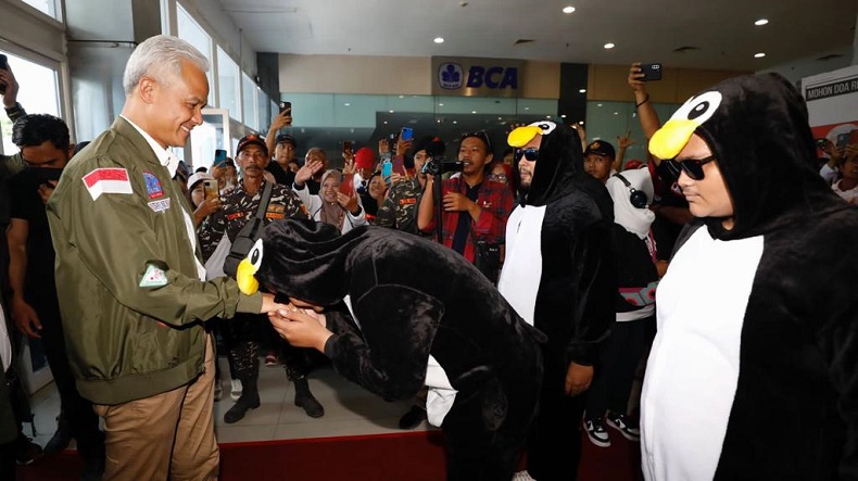 Kreatif! Operasi Penguin Jurkam Muda TPN Ganjar-Mahfud Pikat Perhatian Publik