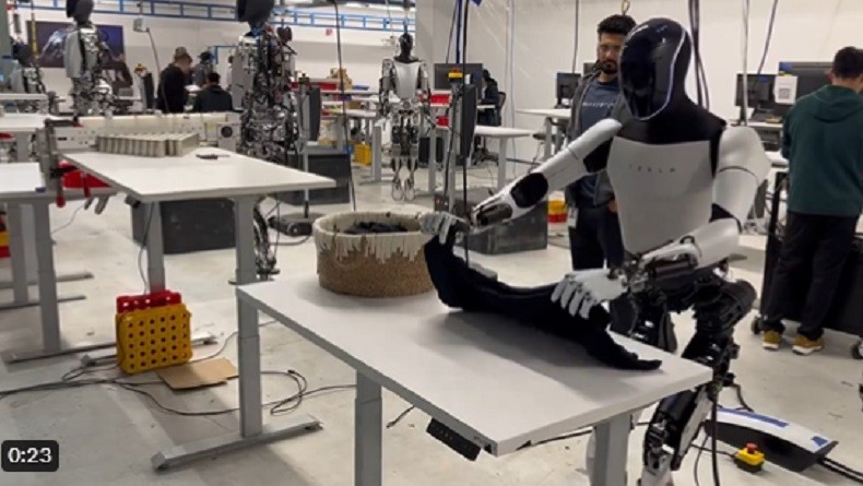 Makin Mirip Manusia, Robot Elon Musk Kini Bisa Melipat Baju 