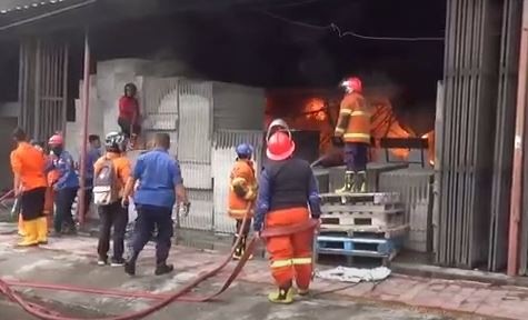 3 Orang Terjebak saat Gudang Mebel Terbakar di Cianjur, Warga Dengar Suara Takbir