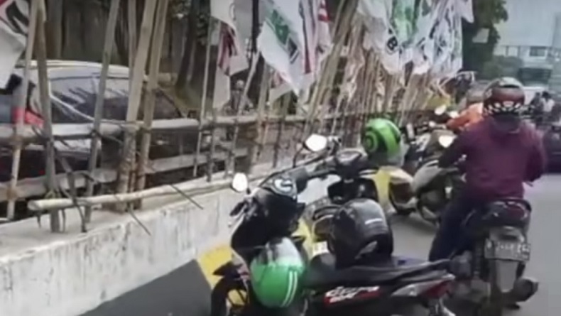 Gegara Bendera Partai di Pinggir Jalan, Pasutri Kecelakaan di Mampang Jaksel