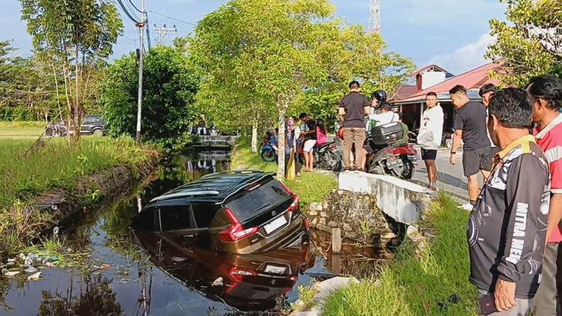 IRT di Palangka Raya Belajar Mengemudi, Mobil Suzuki Ertiga Nyemplung ke Parit Penuh Air
