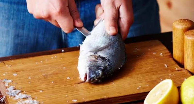 Cara Atasi Tulang Ikan Tersangkut di Tenggorokan, Pakai Nasi Lembut atau Mentega!
