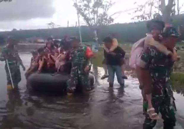 Aksi Heroik Anggota TNI Gendong Siswa Terobos Banjir ke Sekolah di Kerinci