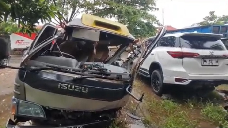 Identitas Korban Tewas Tabrakan Fortuner dengan Elf di Banjarbaru, Mirza dan Hamidah