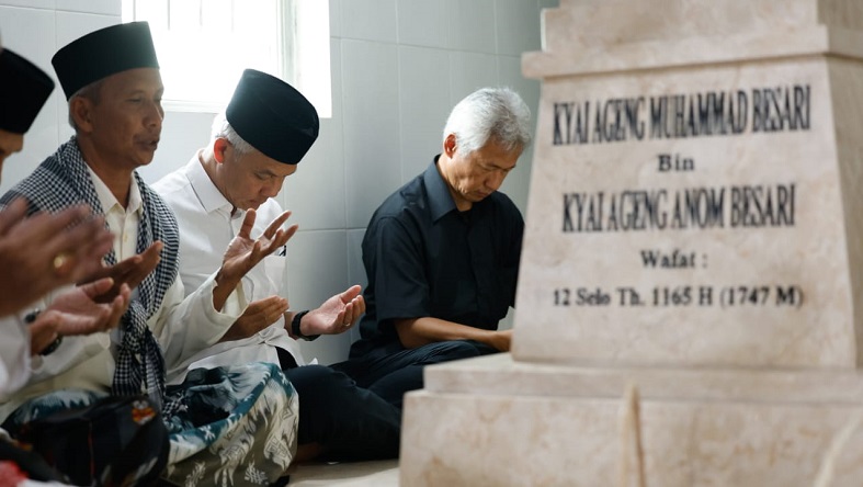 Momen Ganjar Ziarah ke Makam Kiai Muhammad Ageng Besari di Ponpes Tegalsari Ponorogo