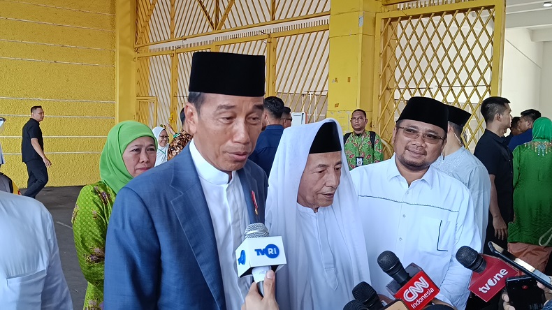Presiden Jokowi Tegaskan Menterinya Tak Ada yang Mundur: Pagi, Siang, Malam Rapat