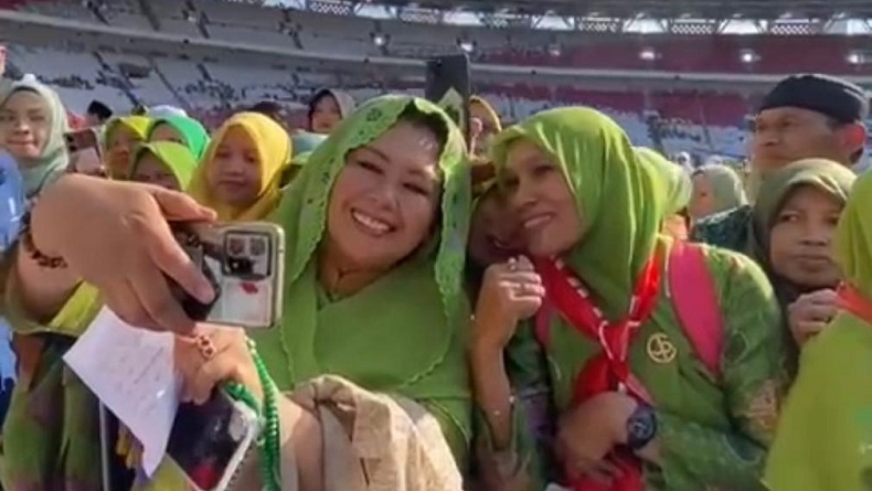 Yenny Wahid Hadir di Stadion Utama GBK, Disambut Antusias Jemaah Harlah ke-78 Muslimat NU