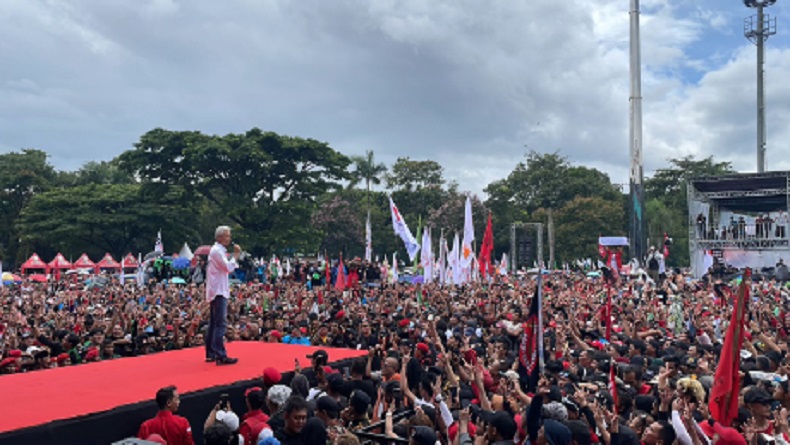 Bakar Semangat Puluhan Ribu Warga di Bandung, Ganjar: Kami Bersama Rakyat