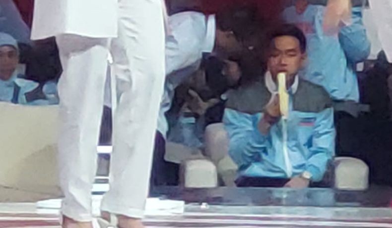 Asyiknya Gibran Santai Makan Pisang saat Jeda Debat Cawapres