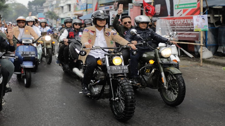 Konvoi Bareng Warga Bandung, Ganjar Naik Motor Bobber di Tengah Hujan