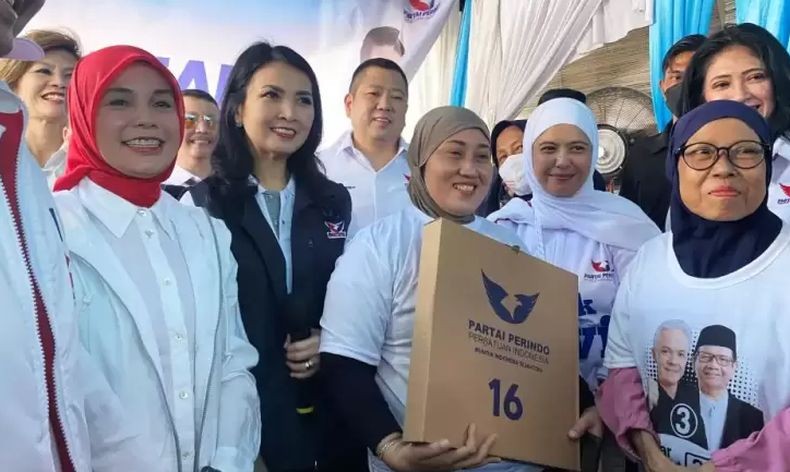 Momen HT dan Siti Atikoh Bagikan Doorprize kepada Warga Pangadegan
