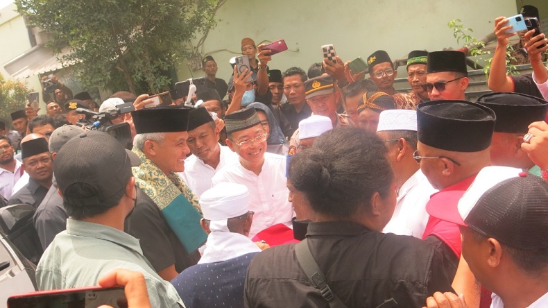 Ganjar Kunjungi Ponpes Roudlotussolihin Lampung, Santriwati Histeris Kegirangan