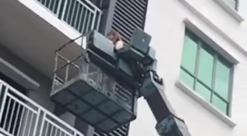Viral, Perempuan Ini Sewa Crane Naik Lantai 4 Apartemen gegara Kunci Pintu Rusak