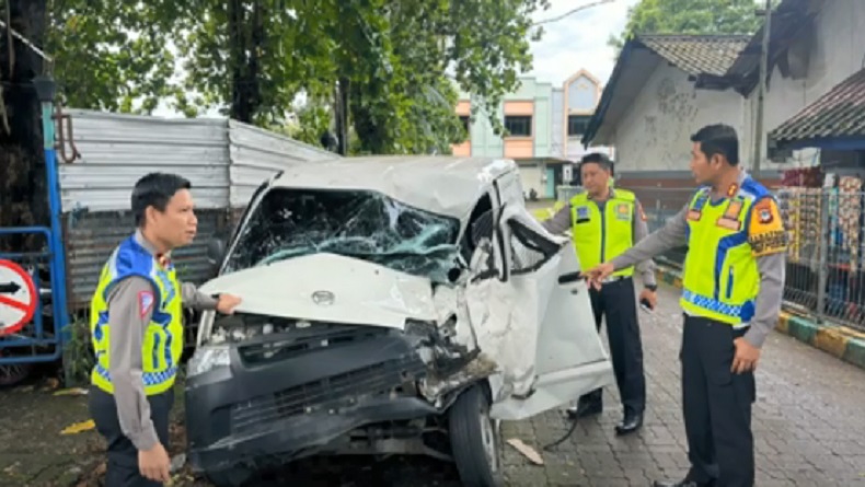 Kecelakaan Mobil Boks Pengangkut Uang Vs Bus di Makassar, Polisi Pengawal Terjepit Kendaraan