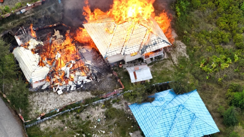 KKB Berulah Lagi, Serang Kampung Mamba Intan Jaya dan Bakar 2 Rumah Dinas DPRD