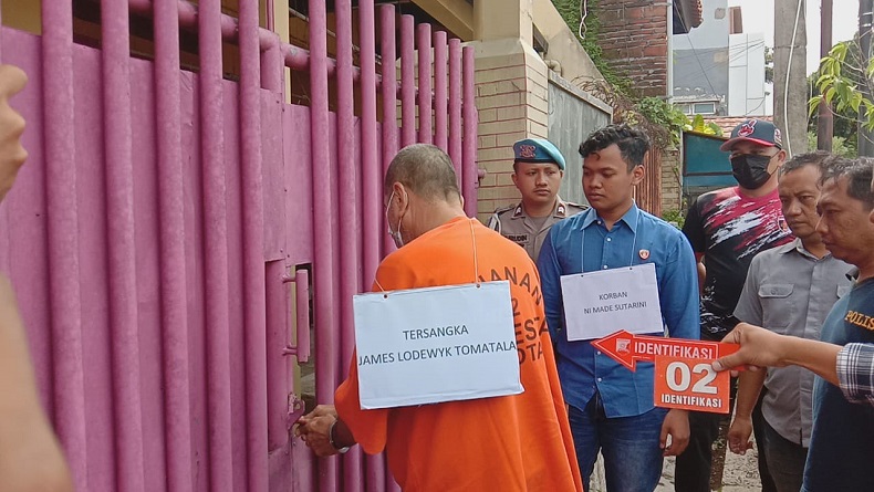 Rekonstruksi Suami Mutilasi Istri di Malang, Pelaku Diteriaki Emak-Emak: Pembunuh Kejam!