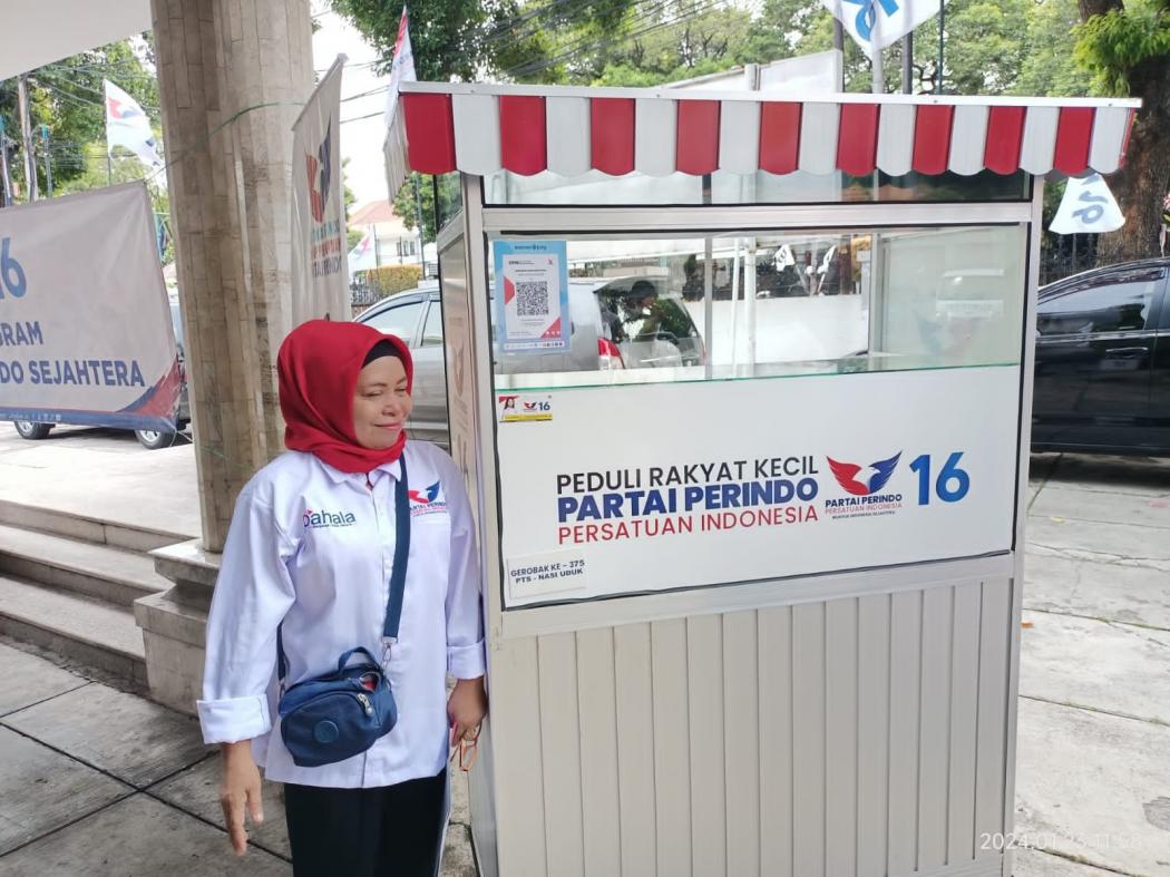 Begini Semringahnya Pedagang Nasi di Jakpus Dapat Gerobak UMKM Partai Perindo 