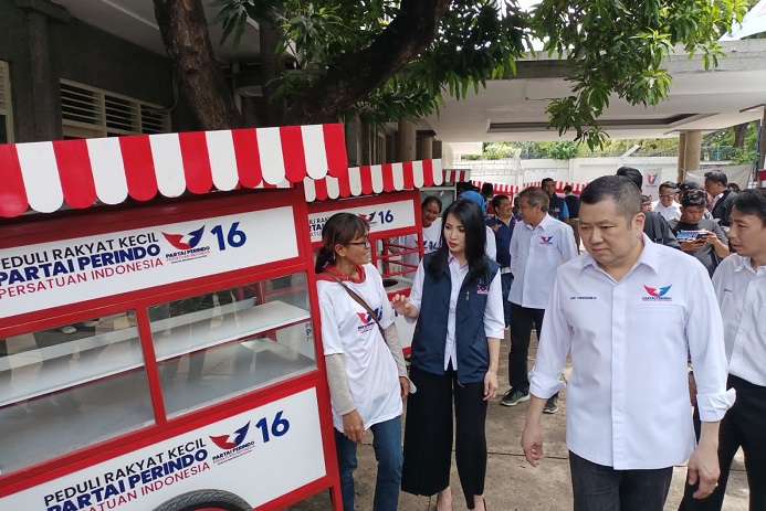 Dapat Bantuan Gerobak UMKM Perindo, Pedagang Bakso di Jaksel: Semoga Berkah dan Menang!