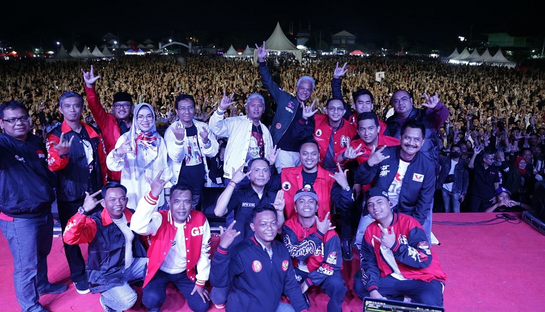 Pecah! Puluhan Ribu Anak Muda Angkat 3 Jari Bareng Ganjar di Hajatan Rakyat Sukoharjo