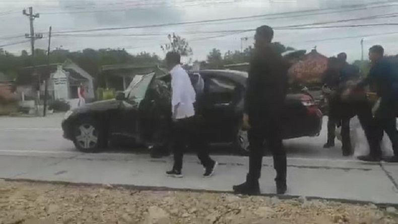 Istana Bantah Mobil Presiden Jokowi Berhenti karena Ban Bocor: Sedang Loading Kaus