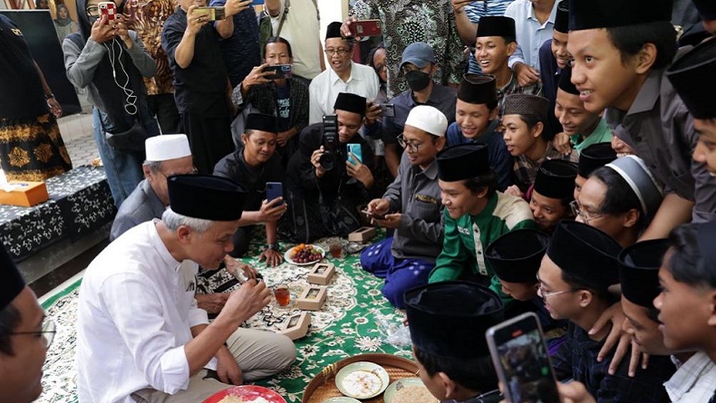 Sowan ke Ponpes An Nur Bantul, Ganjar Pranowo Makan Bubur Lesehan Bareng Ribuan Santri