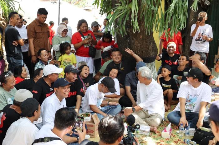 Makan Lesehan Bareng Karyawan Bakpia, Ganjar: Jajanan Lokal Terus Berkembang dengan Inovasi