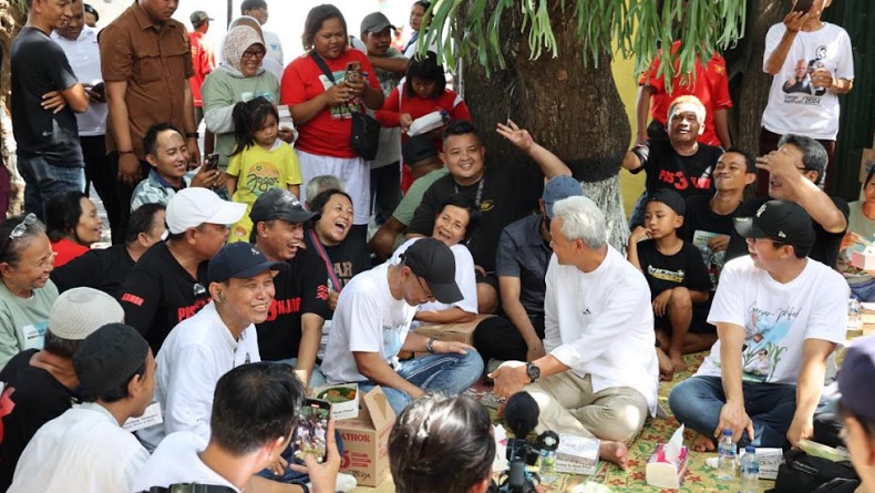 Asyiknya Ganjar Makan Lesehan Bareng Warga Yogya Usai Kunjungi Pabrik Bakpia