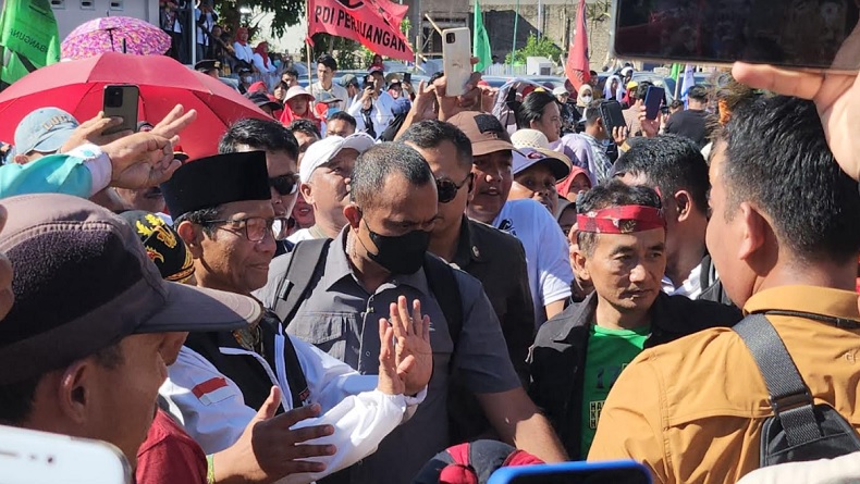 Tiba di Pesawaran Lampung, Mahfud MD Disambut Ribuan Pendukung