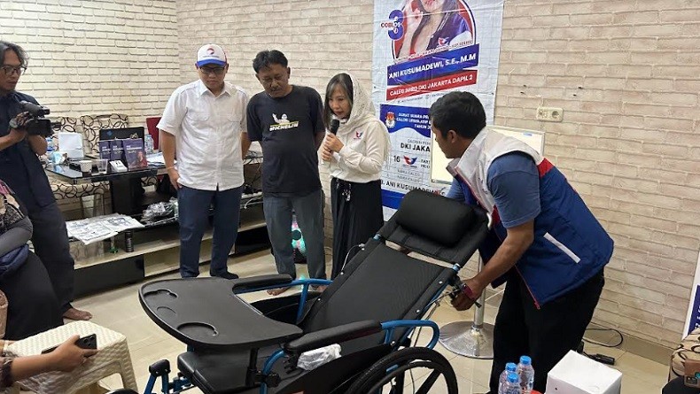 Dapat Bantuan Kursi Roda dari Caleg Perindo Ani Kusumadewi, Warga Kelapa Gading Akui Sangat Terbantu