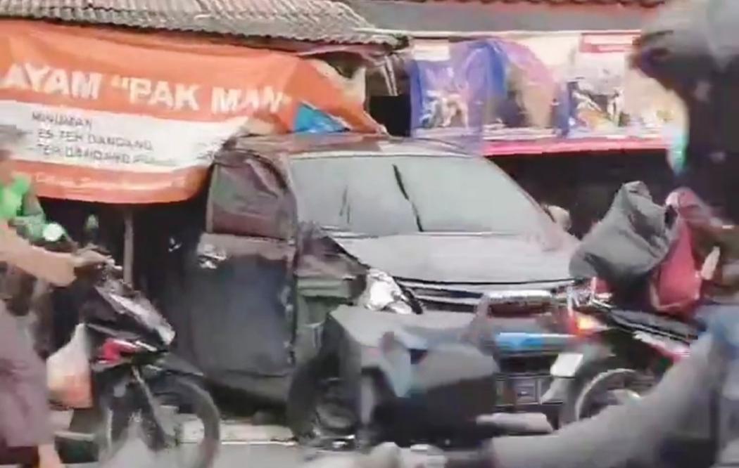 Ngeri Mobil Adu Banteng akibat Ban Pecah, Ingat Perhatikan Tekanan Angin