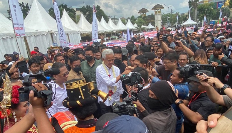 Ganjar Hadiri Hajatan Rakyat di Medan, Disambut Ratusan Komunitas Becak Motor