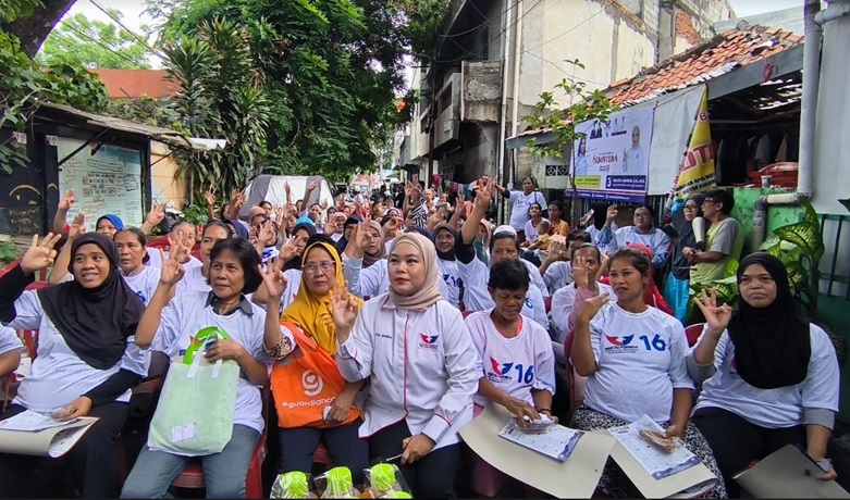 Caleg Partai Perindo Nia Sita Sosialisasi Kertas Suara Pemilu 2024 saat Bazar Tebus Murah