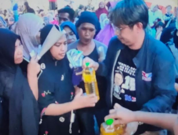 Ribuan Warga Makassar Serbu Bazar Minyak Goreng Caleg Perindo Sanusi Ramadhan