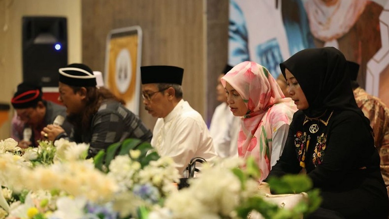 Datang ke Jombang, Atikoh Ganjar Disambut Ribuan Jemaah Haul ke-7 KH Abdul Aziz Masyhuri