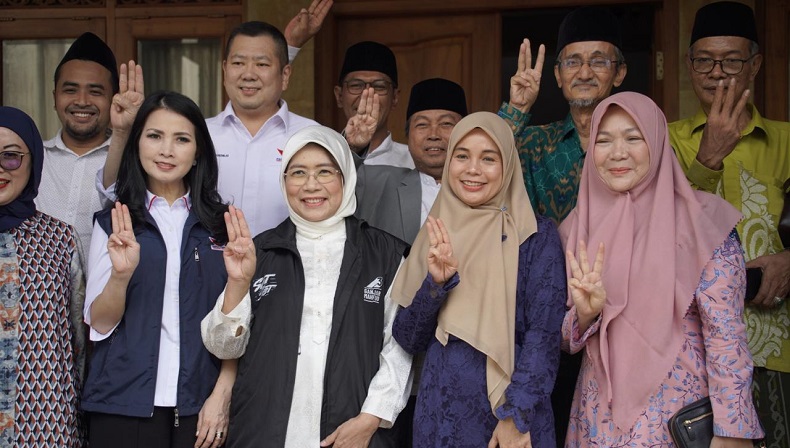 Potret HT, Atikoh hingga Kiai Musthofa Siroj Salam 3 Jari di Ponpes KHAS Kempek Cirebon