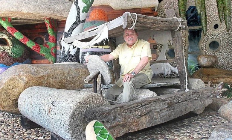 Intip Koleksi Raja Malaysia dari Kendaraan Mewah hingga Replika Mobil Flintstone