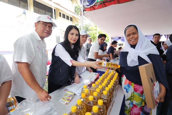 Liliana Tanoesoedibjo Bagikan Minyak Goreng dan Fasilitasi Cek Kesehatan Gratis di Tanah Abang