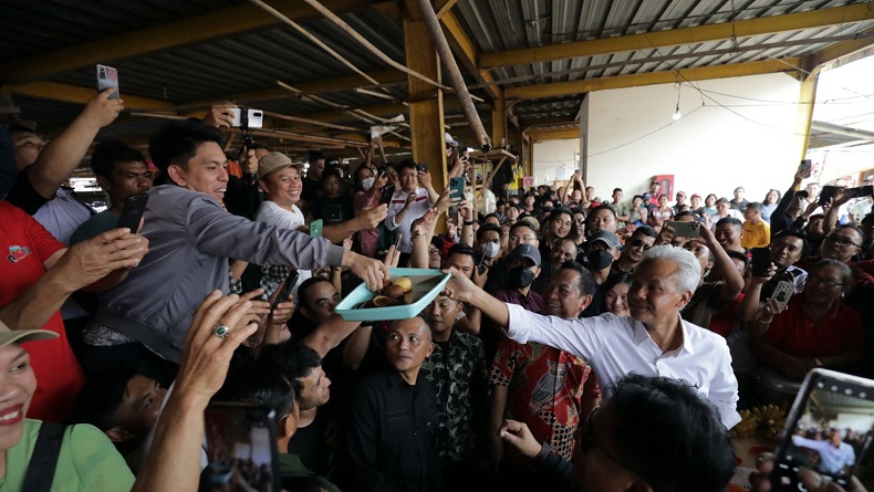 Ganjar Ngopi Bareng Pedagang di Pasar Tomohon, Berbagi Strategi Wujudkan Harga Pangan Murah