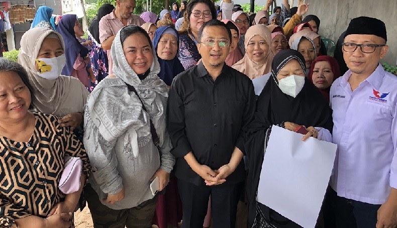 Caleg Partai Perindo Ustaz Yusuf Mansur Diserbu Emak-Emak saat Sosialisasi Pemilu di Bambu Apus
