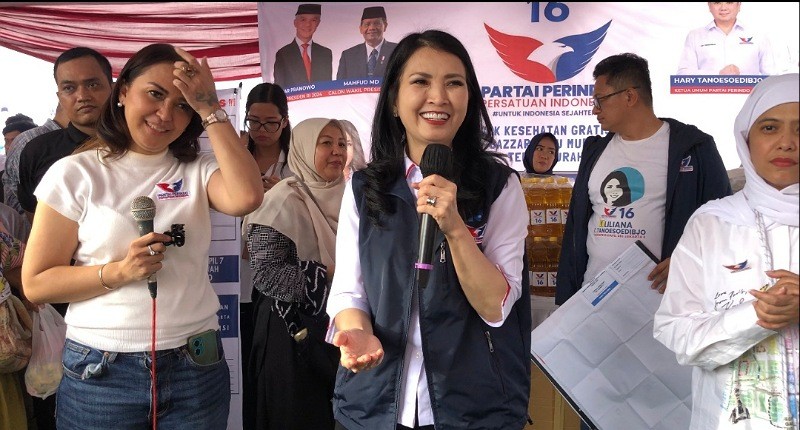 Liliana Tanoesoedibjo Bantu Pedagang UMKM di Petukangan Utara Dapat Gerobak Perindo Gratis